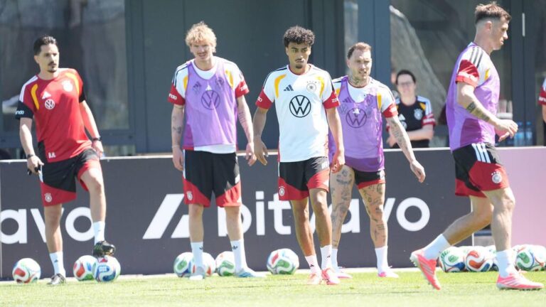 Nathaniel Brown im Trikot von Eintracht Frankfurt bei einem Bundesligaspiel am Ball