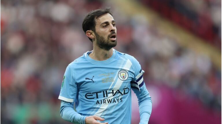 Bernardo Silva im Trikot von Manchester City blickt konzentriert über das Spielfeld