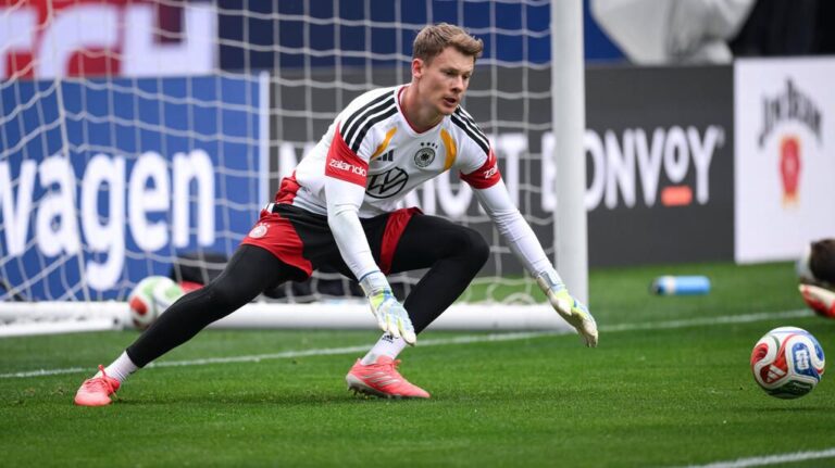 Alexander Nübel im Trikot des FC Bayern München blickt konzentriert über das Spielfeld