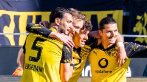 Marcel Sabitzer und Ramy Bensebaini im Trikot von Borussia Dortmund auf dem Spielfeld