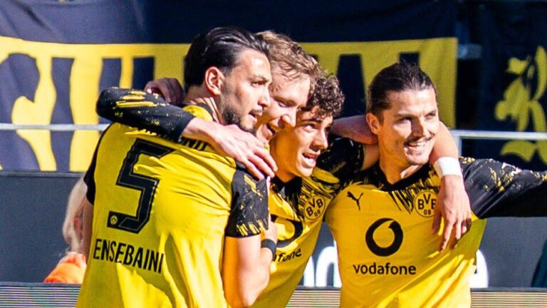 Marcel Sabitzer und Ramy Bensebaini im Trikot von Borussia Dortmund auf dem Spielfeld