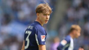 Kennet Eichhorn im Trikot von Hertha BSC auf dem Spielfeld