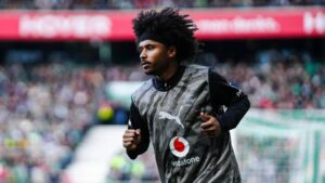 Karim Adeyemi im Trikot von Borussia Dortmund blickt nachdenklich auf das Spielfeld