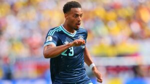 Felix Nmecha im Trikot von Borussia Dortmund schaut fokussiert auf das Spielfeld