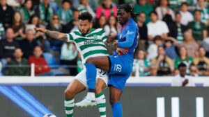 Bastien Meupiyou am Ball während eines Fußballspiels