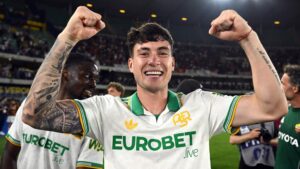 Matías Soulé im Trikot der AS Rom dribbelt mit dem Ball während eines Fußballspiels