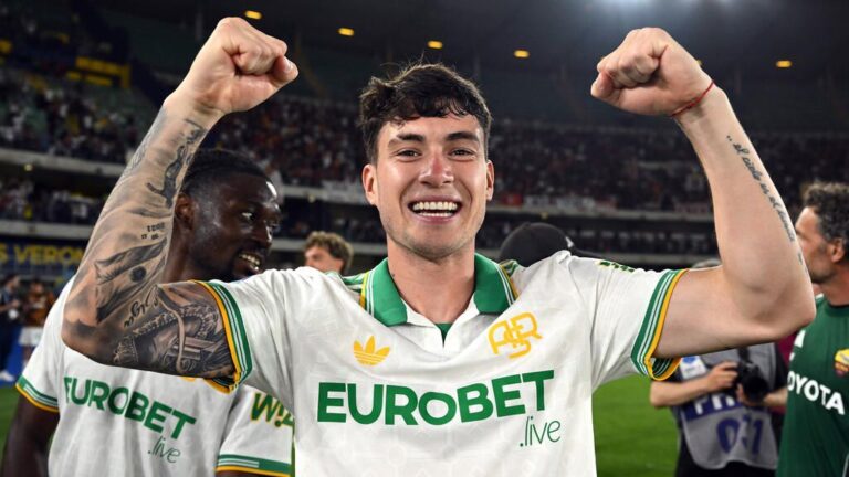 Matías Soulé im Trikot der AS Rom dribbelt mit dem Ball während eines Fußballspiels