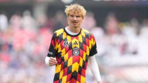 Nick Woltemade im Trikot von Newcastle United blickt nachdenklich auf das Spielfeld