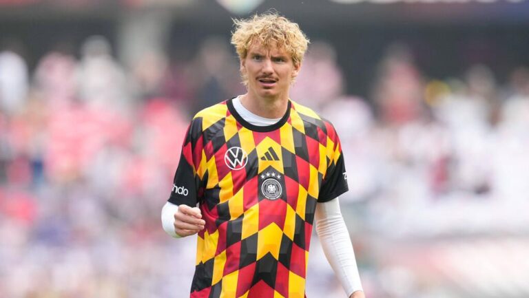 Nick Woltemade im Trikot von Newcastle United blickt nachdenklich auf das Spielfeld