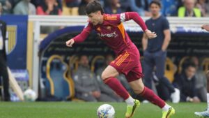 Matias Soulé im Trikot der AS Rom schießt einen Ball während eines Spiels in der Serie A