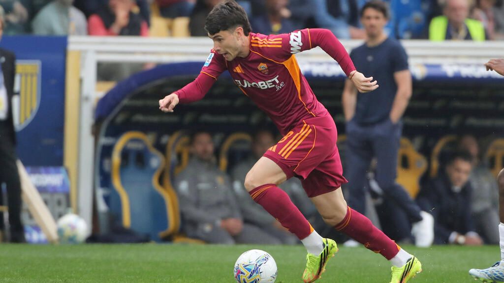 Matias Soulé im Trikot der AS Rom schießt einen Ball während eines Spiels in der Serie A
