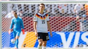 Nico Schlotterbeck sitzt im Trikot der Nationalmannschaft verletzt auf dem Rasen