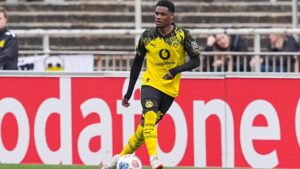 Julian Duranville im Trikot von Borussia Dortmund beim Dribbling auf dem Spielfeld