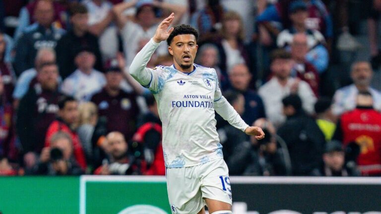 Jadon Sancho im Trikot von Borussia Dortmund bei einem Champions League Spiel
