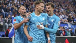 Stürmer Fisnik Asllani fokussiert auf dem Spielfeld in Aktion