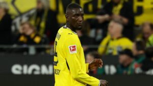 Serhou Guirassy im Trikot von Borussia Dortmund schaut konzentriert auf dem Spielfeld
