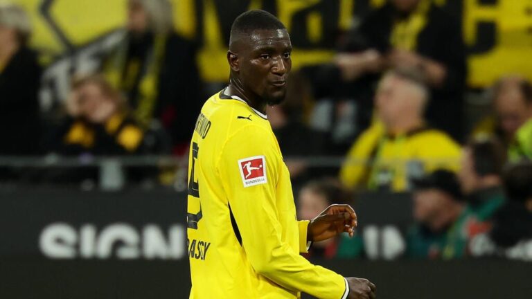 Serhou Guirassy im Trikot von Borussia Dortmund schaut konzentriert auf dem Spielfeld