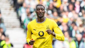 Serhou Guirassy im Trikot von Borussia Dortmund blickt fokussiert auf das Spielfeld