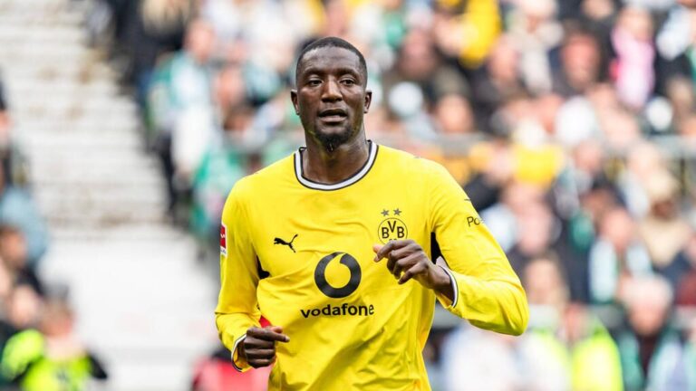 Serhou Guirassy im Trikot von Borussia Dortmund blickt fokussiert auf das Spielfeld