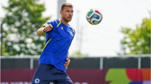 Edin Dzeko im Trikot der bosnischen Nationalmannschaft auf dem Spielfeld