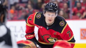 Eishockey-Spieler Brady Tkachuk im Trikot der Florida Panthers auf dem Eis