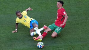 Vinicius Jr. im intensiven Zweikampf mit der marokkanischen Abwehr bei der Fußball-WM