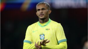 Der brasilianische Nationalspieler Wesley fasst sich an den verletzten Oberschenkel
