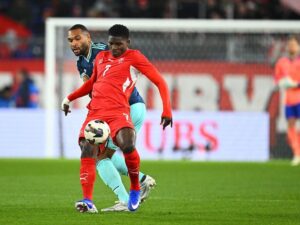 Breel Embolo im Trikot der Schweizer Nationalmannschaft blickt konzentriert auf das Spielfeld