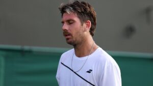 Enttäuschter britischer Tennisspieler auf dem Rasen von Wimbledon nach einer Erstrunden-Niederlage