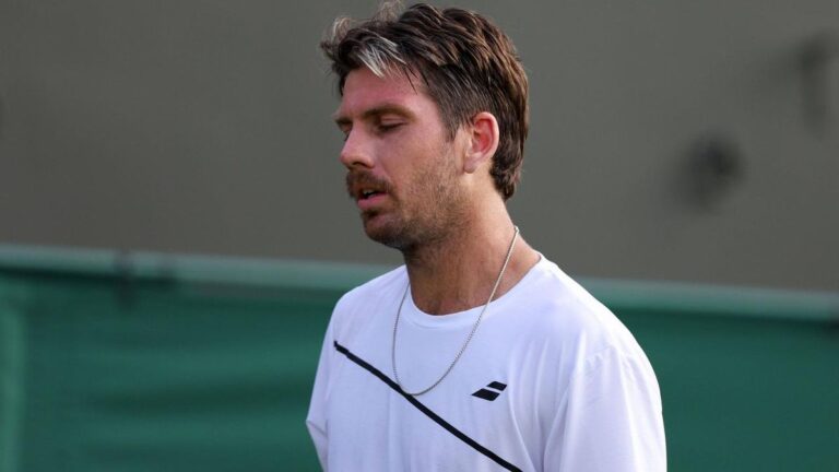 Enttäuschter britischer Tennisspieler auf dem Rasen von Wimbledon nach einer Erstrunden-Niederlage