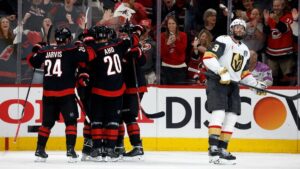 Spieler der Carolina Hurricanes bejubeln einen Treffer gegen die Vegas Golden Knights im Stanley-Cup-Finale.