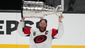 Jubelnde Spieler der Carolina Hurricanes mit dem Stanley Cup auf dem Eis nach dem Sieg gegen die Vegas Golden Knights