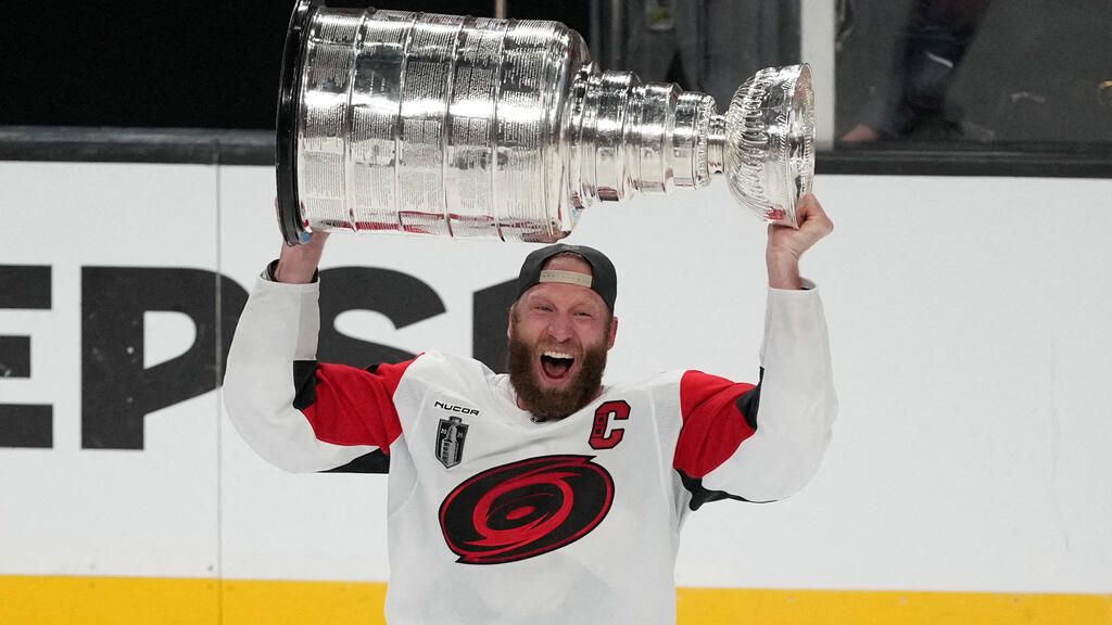 Jubelnde Spieler der Carolina Hurricanes mit dem Stanley Cup auf dem Eis nach dem Sieg gegen die Vegas Golden Knights