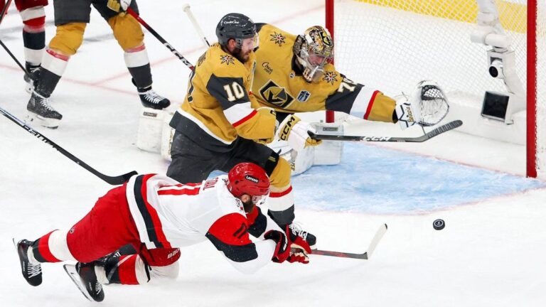 Jordan Staal von den Carolina Hurricanes jubelt über ein Tor im Stanley-Cup-Finale gegen Vegas.