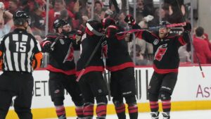 Seth Jarvis von den Carolina Hurricanes jubelt über sein entscheidendes Overtime-Tor in den NHL Playoffs.