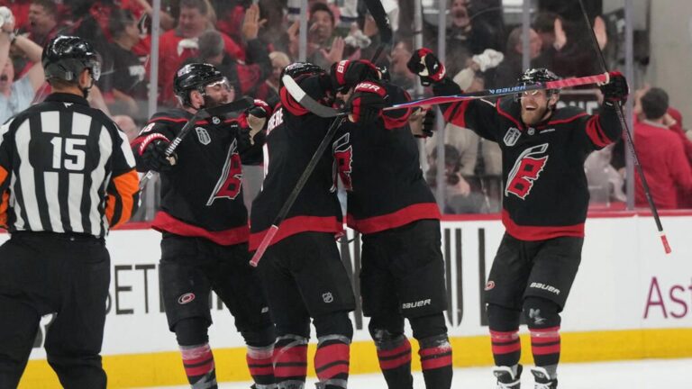 Seth Jarvis von den Carolina Hurricanes jubelt über sein entscheidendes Overtime-Tor in den NHL Playoffs.