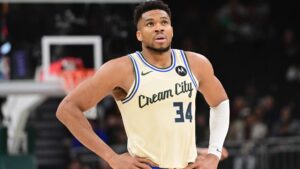 Giannis Antetokounmpo im Trikot der Milwaukee Bucks beim Dribbling auf dem Basketballfeld