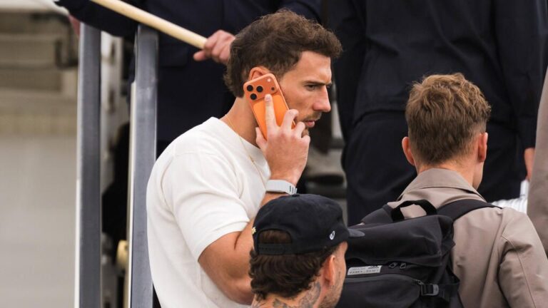 Leon Goretzka im Trikot auf dem Fußballplatz mit fokussiertem Blick während eines Spiels