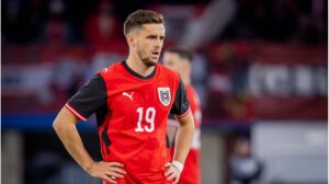 Christoph Baumgartner im Trikot der österreichischen Nationalmannschaft blickt enttäuscht