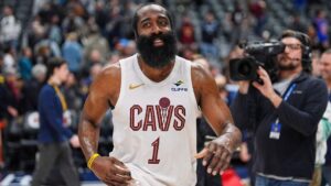 James Harden im Trikot der Cleveland Cavaliers mit nachdenklichem Blick auf dem Spielfeld