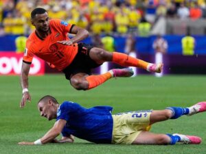 Cody Gakpo im Trikot der niederländischen Nationalmannschaft mit nachdenklichem Blick