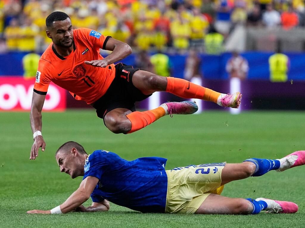 Cody Gakpo im Trikot der niederländischen Nationalmannschaft mit nachdenklichem Blick