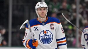 Connor McDavid von den Edmonton Oilers im NHL-Spiel auf dem Eis