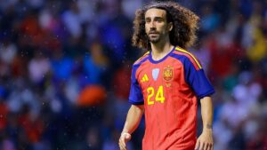 Marc Cucurella im spanischen Nationaltrikot und Erling Haaland jubelnd auf dem Platz