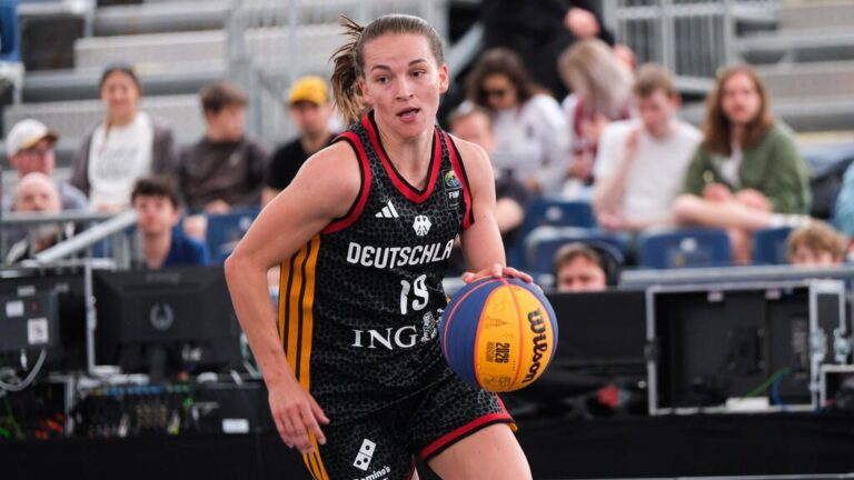 Enttäuschte deutsche 3x3-Basketballerinnen auf dem Court bei der Weltmeisterschaft in Warschau nach dem Aus