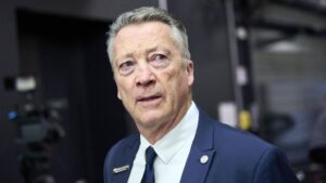 Eishockey-Bundestrainer Harold Kreis steht mit nachdenklichem Blick an der Bande