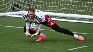 Bundestrainer Julian Nagelsmann und Torhüter Manuel Neuer im Gespräch auf dem Trainingsplatz der Nationalmannschaft