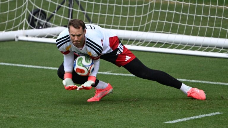 Bundestrainer Julian Nagelsmann und Torhüter Manuel Neuer im Gespräch auf dem Trainingsplatz der Nationalmannschaft