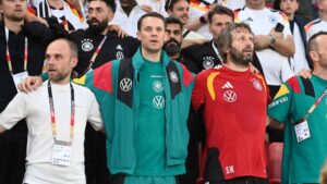 Manuel Neuer im Trikot der deutschen Nationalmannschaft mit nachdenklichem Gesichtsausdruck auf dem Spielfeld.