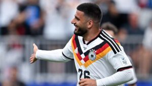 Deniz Undav im Trikot der deutschen Nationalmannschaft beim Aufwärmen
